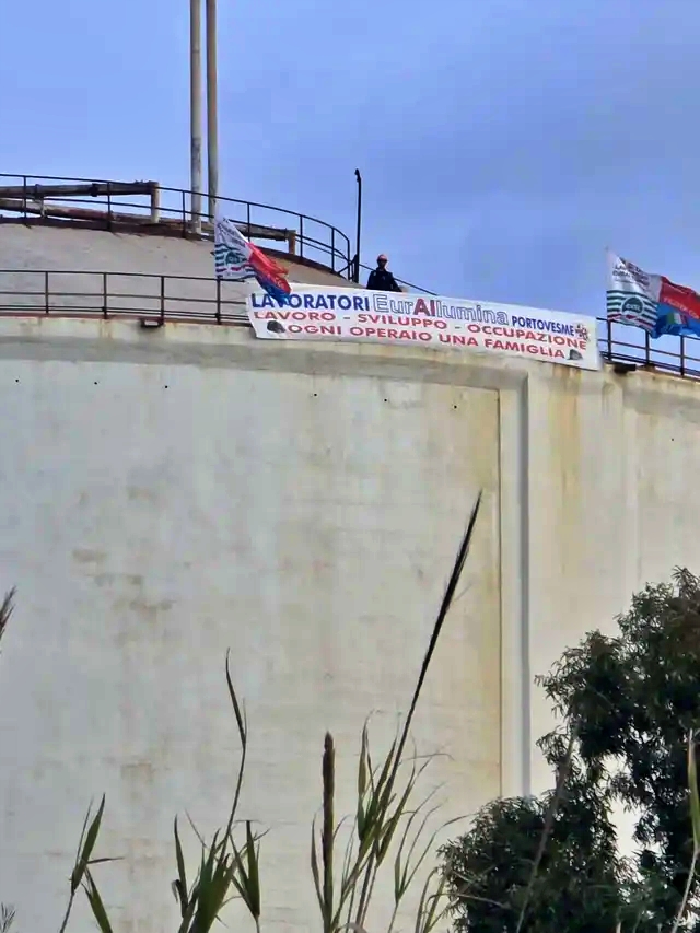 Eurallumina lavoratori tetto silo 2